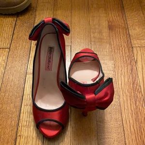 Betsey Johnson bow pump